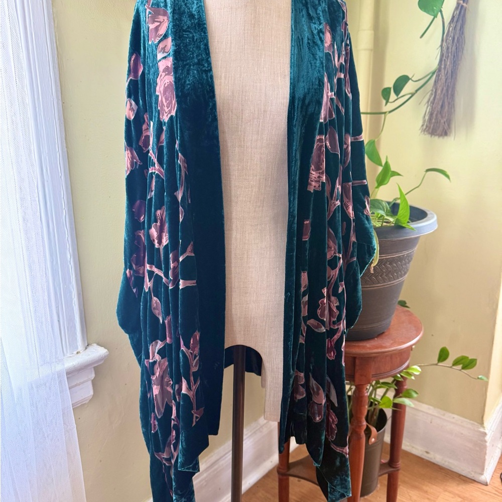 Jessica Simpson Velvet Floral Kimono